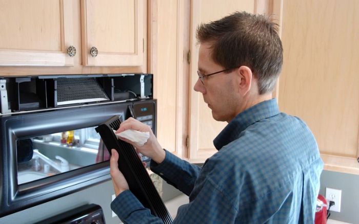 Vệ sinh lò vi sóng thường xuyên